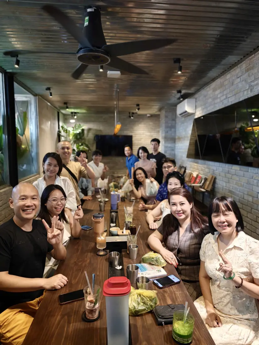 Học viên quanh bàn dài trong buổi sinh hoạt.
