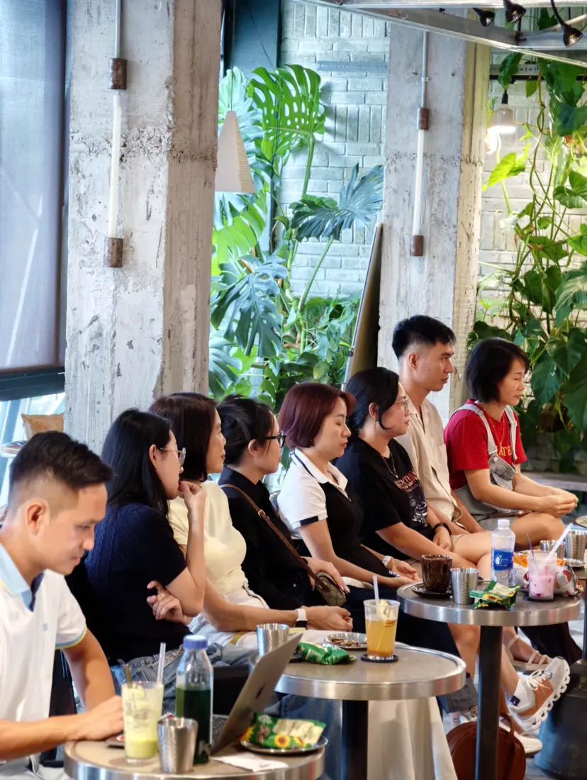 Học viên cùng nghe chia sẻ tại quán cà phê.