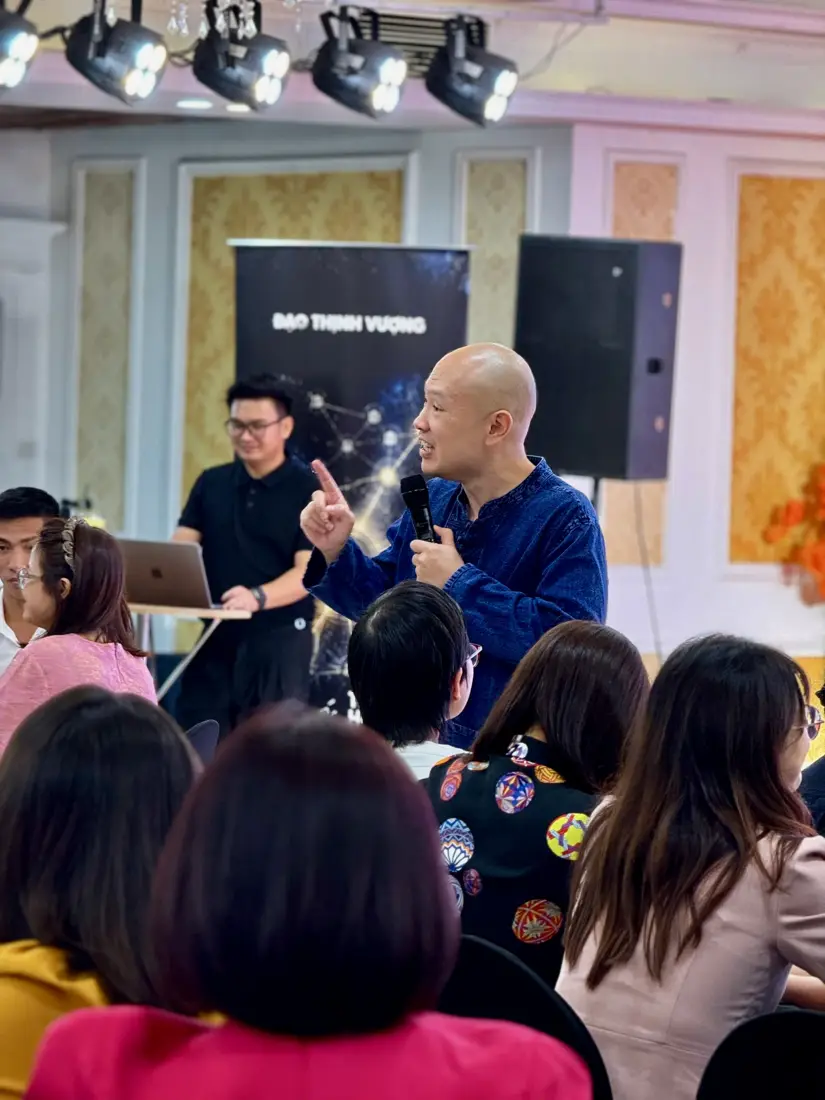 Võ Hoài Nam cầm micro đặt câu hỏi cho học viên.