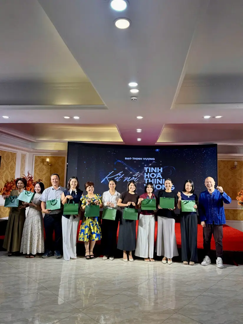 Học viên đứng thành hàng trên sân khấu.
