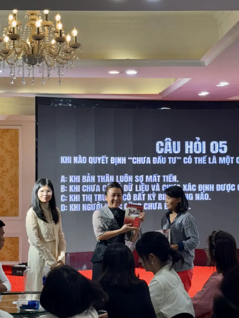 Câu hỏi thảo luận chiếu trên màn hình lớp học.