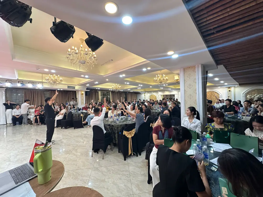 Học viên giơ tay trong hội trường.