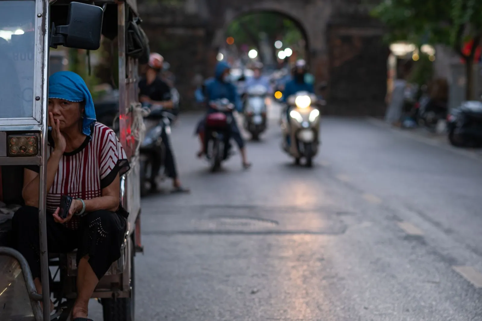 Góc phố Hà Nội lúc chạng vạng, dòng xe máy bật đèn