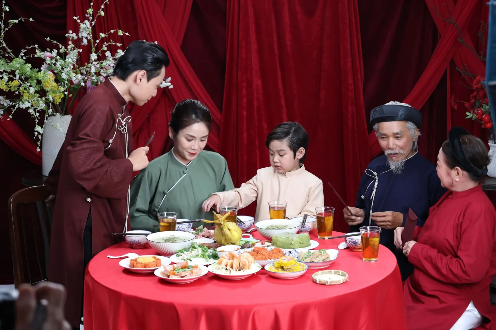 Ba thế hệ trong áo dài quây quần bên mâm cơm