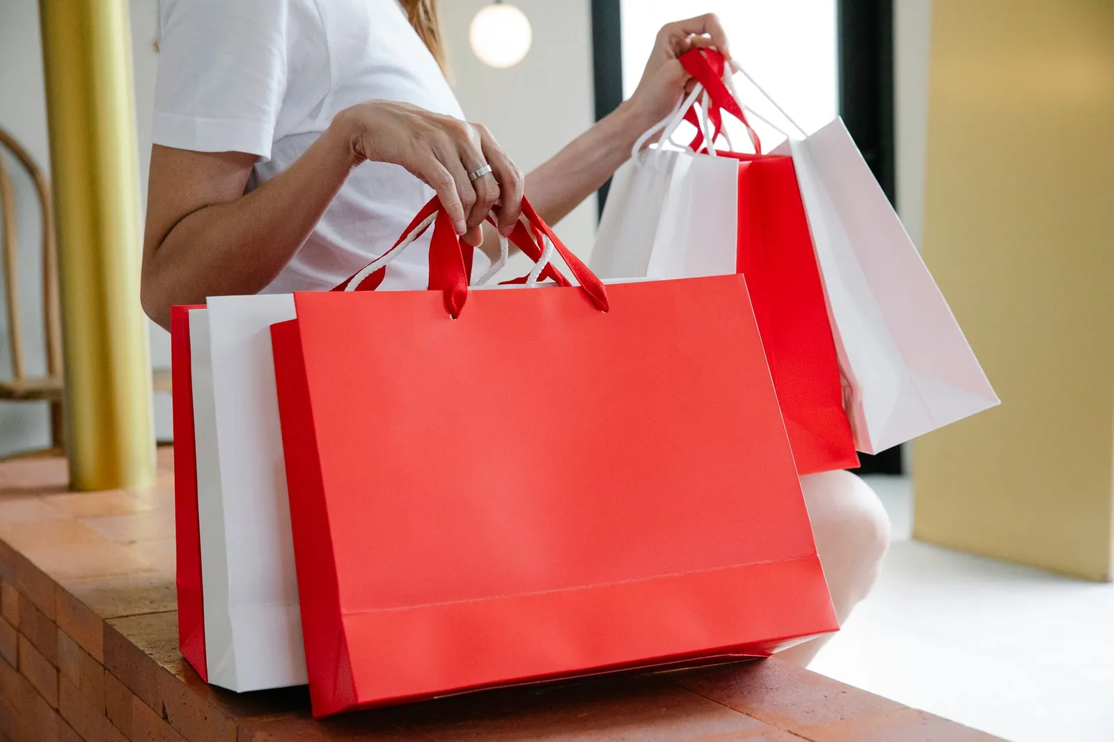 Bên chồng túi giấy mua sắm sau một buổi mua sắm